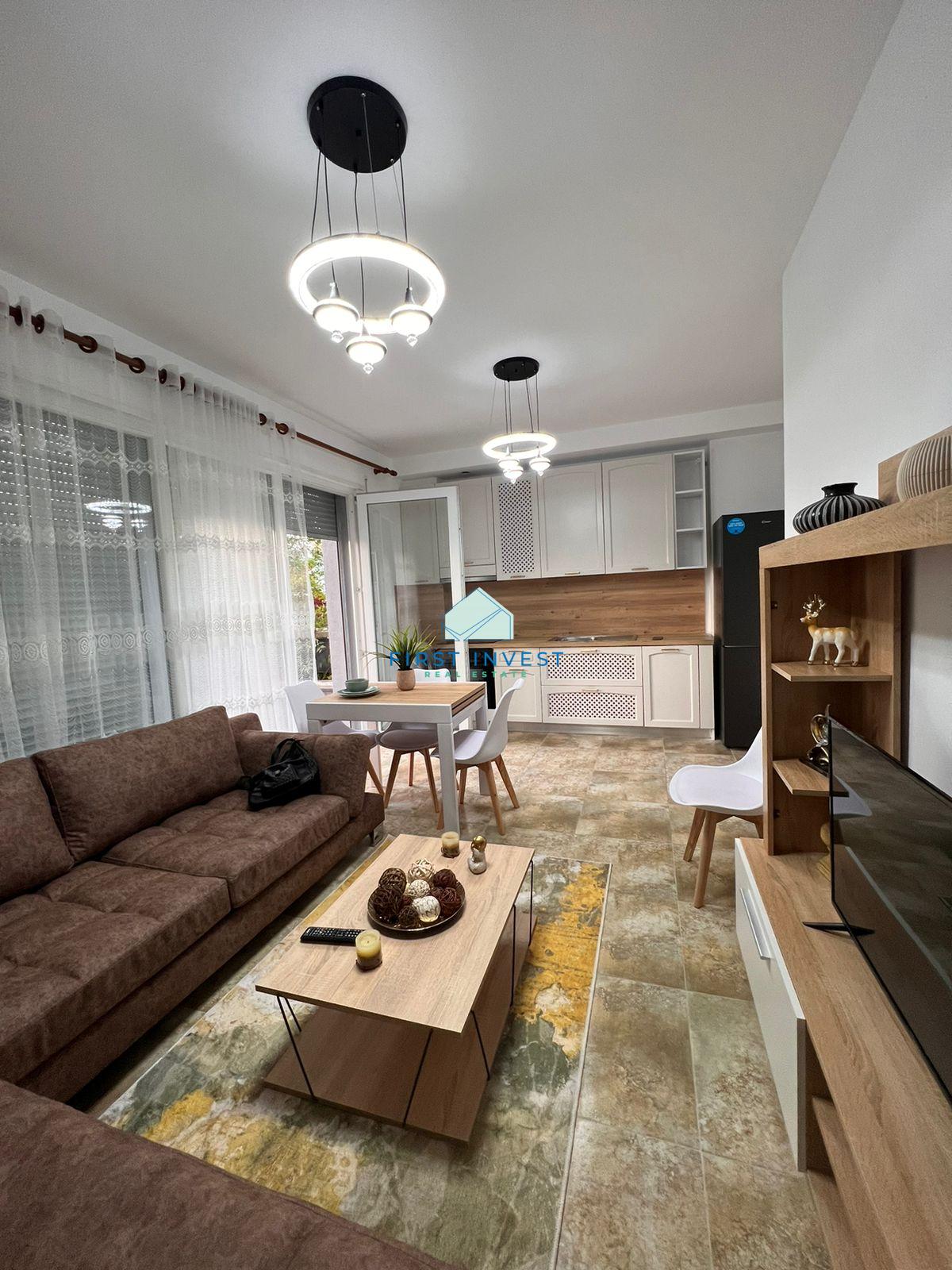 Apartament 1+1 me qera ne zonen siper Kopshtit Botanik ne Tirane.